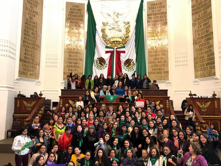 Eligen a Gloria Davenport vicepresidenta del Parlamento de Mujeres