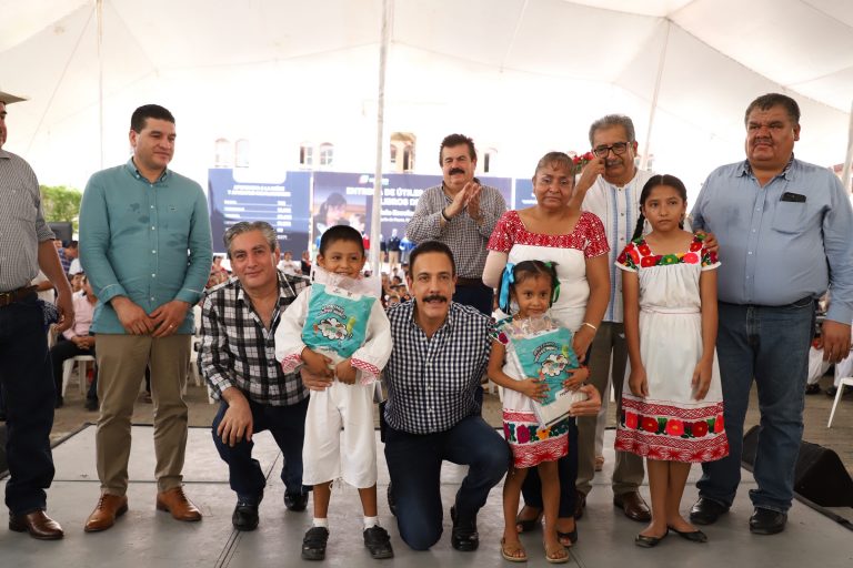 Entrega Fayad apoyos escolares en la Huasteca