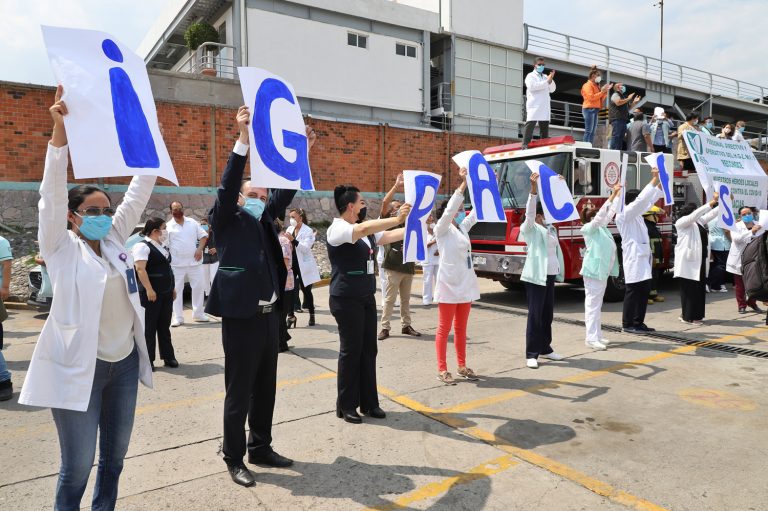 EMOCIONANTE HOMENAJE al personal médico del IMSS