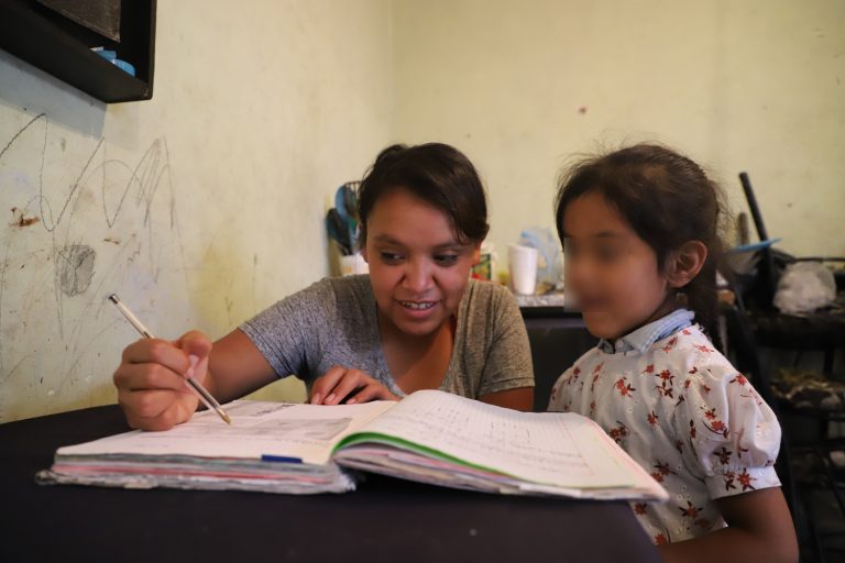 Aman la ESCUELA, pero no tienen INTERNET, celular y les ROBARON LA TELE