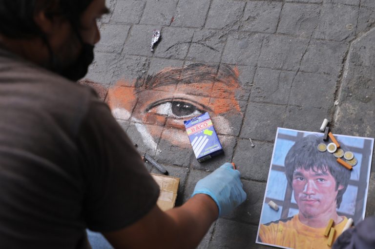 Él es TLACUILO OLLÍN, el que PINTA RETRATOS en las BANQUETAS