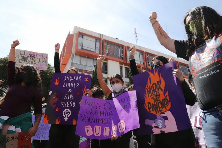 Otra jornada de LUCHA, otra vez las jóvenes FEMINISTAS tomando las CALLES