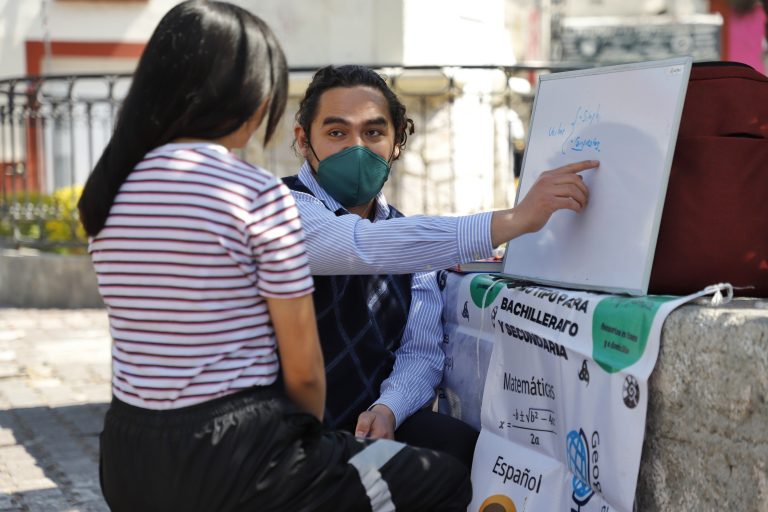 A este PROFESOR no lo detiene la pandemia: da ASESORÍAS al AIRE LIBRE