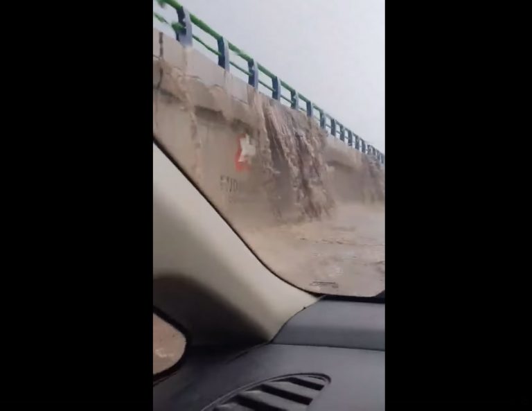 Tras inundación, SOPOT retira basura del drenaje del distribuidor vial 11 de Julio