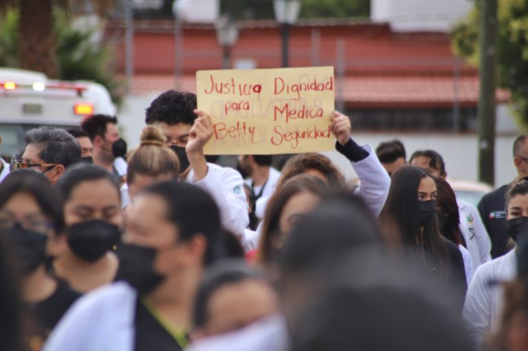 Basta de BRUTALIDAD policiaca: MARCHA de BATAS BLANCAS por la médica Bety