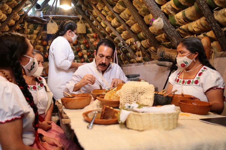 Visita Fayad al colectivo Otomí ganador de concurso gastronómico nacional