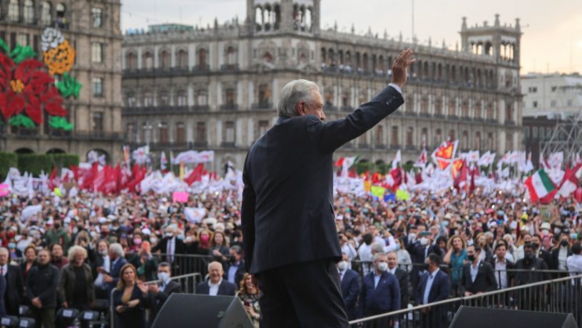 Andrés Manuel López Obrador dictó cátedra política en su tercer informe en el Zócalo.