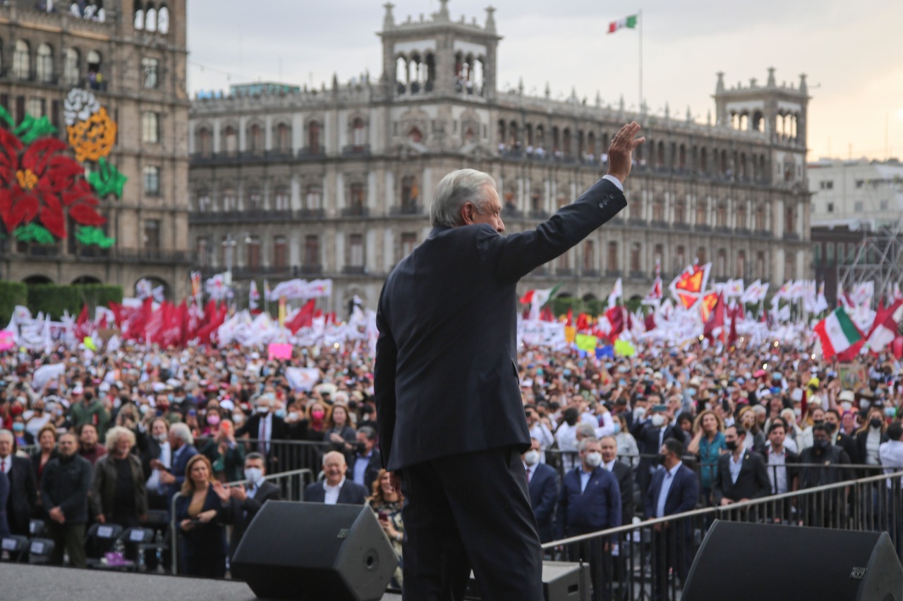 Andrés Manuel López Obrador dictó cátedra política en su tercer informe en el Zócalo.