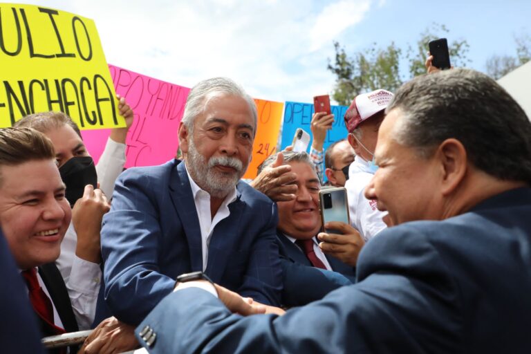 Crónica de la toma de protesta de Julio Menchaca Salazar como gobernador constitucional de Hidalgo.