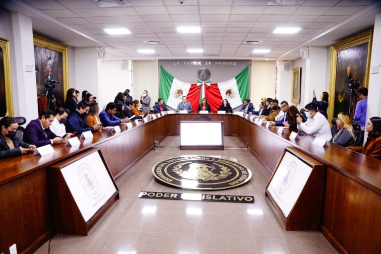 «Cimienten LIDERAZGOS en su COMUNIDAD»