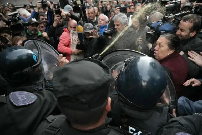 Represión y hambre: Argentina enfrenta un GENOCIDIO SILENCIOSO