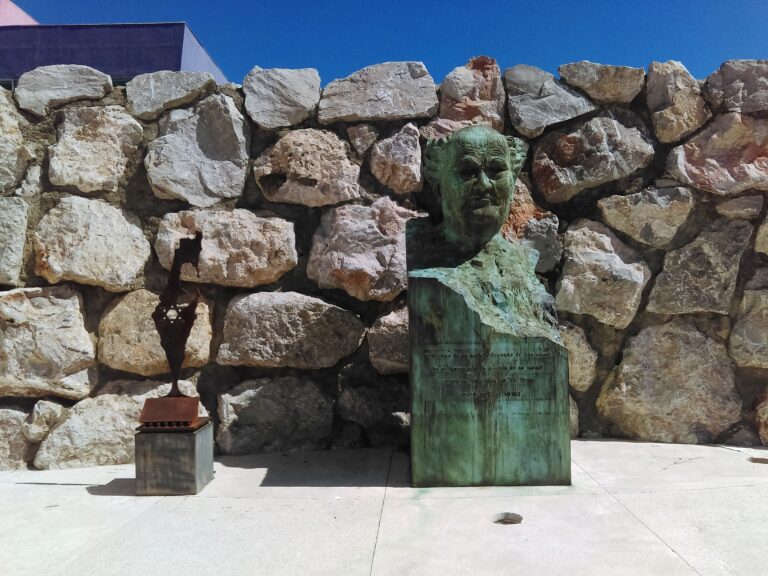 Monumentos y conservadurismo: Del retiro del monumento al Che a mantener el busto de Ben-Gurión